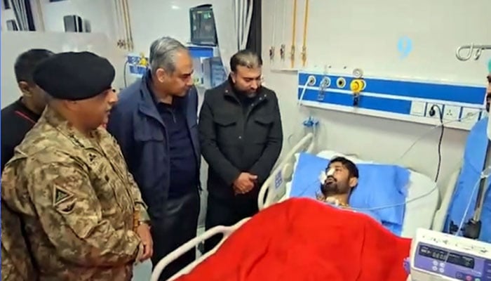 وزیرداخلہ، وزیراعلیٰ اور کور کمانڈر بلوچستان کی سی ایم ایچ کوئٹہ آمد۔ آپ نے شیروں کی طرح حملوں کا مقابلہ کیا، محسن نقوی