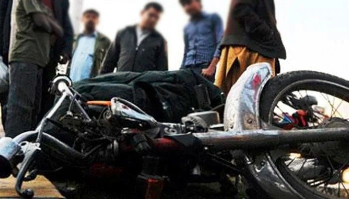 موٹر سائیکل فٹ پاتھ سے ٹکرا گئی، نوجوان جاں بحق، 4 افراد کی لاشیں ملیں