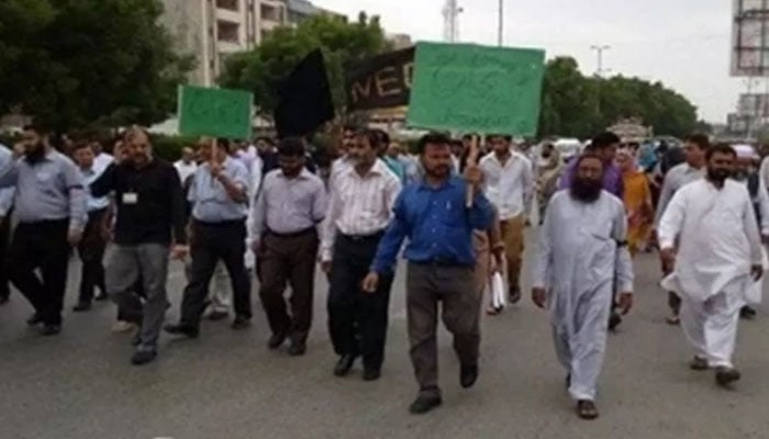 تنخواہ سے الاؤنسز کاٹنے کیخلاف بینکنگ کورٹ اور وفاقی عدالتوں کےعملے کا احتجاج