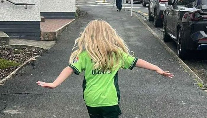 مائیک ہیسن کی بیٹی پاکستانی کرکٹ کٹ پہن کر اسکول چلی گئی، ویڈیو وائرل