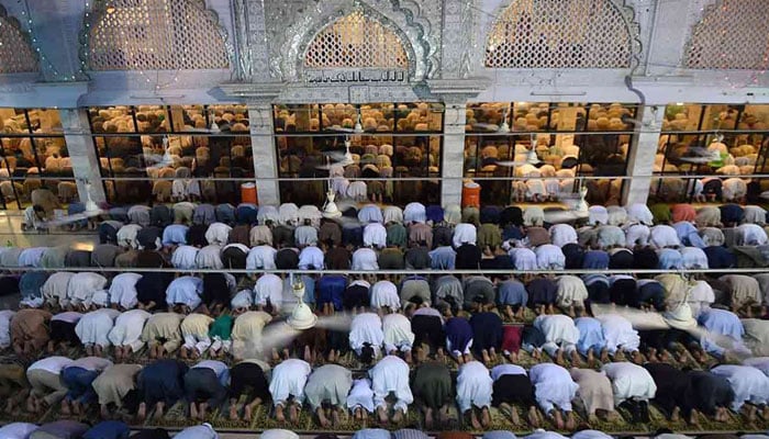 شب برأت عقیدت و احترام اور مذہبی جوش و جذبے کے ساتھ منائی گئی