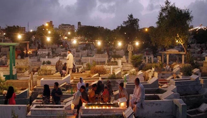 قبرستانوں کے باہر ایم کیو ایم کے کیمپ، چائے پانی کا خصوصی انتظام