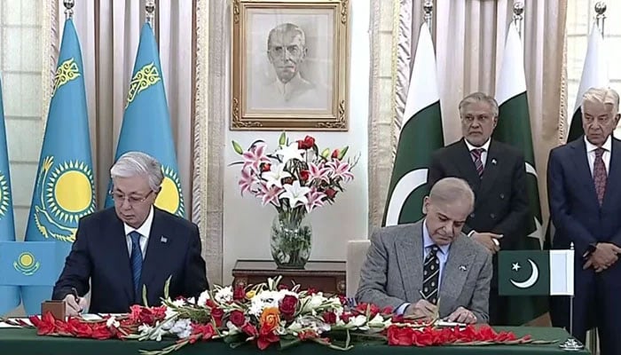 پاک قازقستان 5 سالہ تجارتی روڈ میپ، تجارتی حجم 1 ارب ڈالر تک لے جانے پر اتفاق، پاکستان سے روس تک ٹرانسپورٹ کوریڈور بنے گا