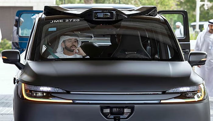 دبئی میں بغیر ڈرائیور ٹیکسی سروس کا آغاز ولی عہد نے خود سفر کرکے اعلان کردیا