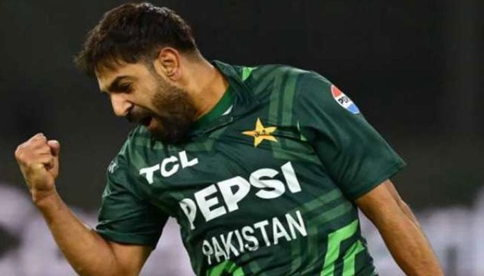 وکٹیں اڑانے والے حارث رؤف پتنگ اڑانے لگے