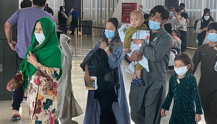 امریکہ میں آبادکاری کے منتظر ہزاروں افغان شہریوں کو افغانستان واپس بھیجنے کا اصولی فیصلہ
