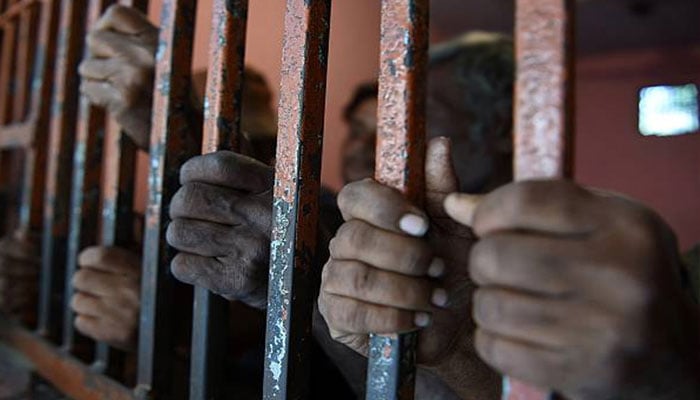 درخشاں پولیس کا فحاشی کے اڈے پر چھاپہ، خواتین سمیت 6 افراد گرفتار