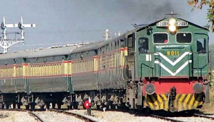 مال گاڑی حادثہ، کراچی سے چلنے والی متعدد مسافر ٹرینیں تاخیر کا شکار