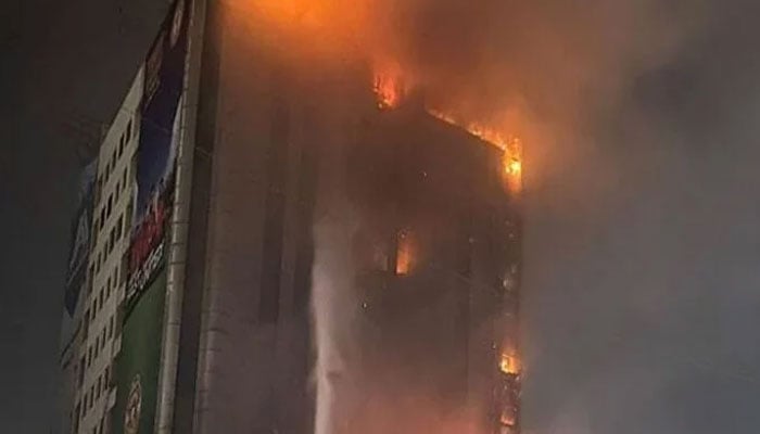 بلوچ کالونی، 8 منزلہ رہائشی عمارت میں آگ، 100 سے زائد افراد کو ریسکیو کیا گیا