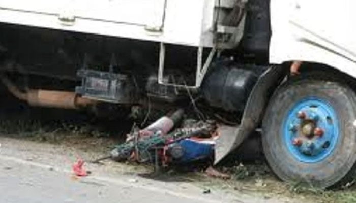 حب ریور روڈ پر ٹریلر کی ٹکر سے موٹرسائیکل سوار جاں بحق، ڈرائیور گرفتار