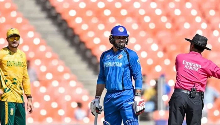 امپائر سے بحث پر افغان آل راؤنڈر محمد نبی کو جرمانہ