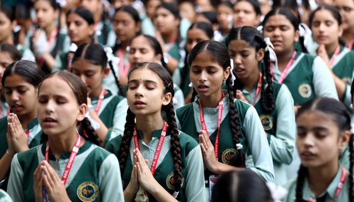 بھارت میں وندے ماترم کو سرکاری تقریبات اسکولوں اور دیگر رسمی پروگراموں میں لازمی قرار دینے کے فیصلے پر شدید تنقید