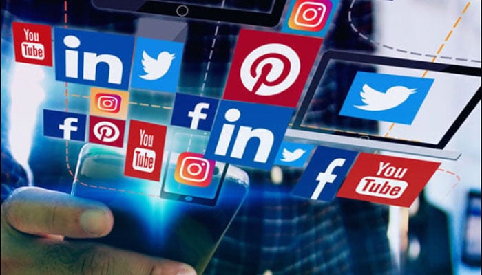 نوجوانوں کو سوشل میڈیا سے نہ روکیں، زیادہ نقصان ہوگا، برطانوی جریدہ