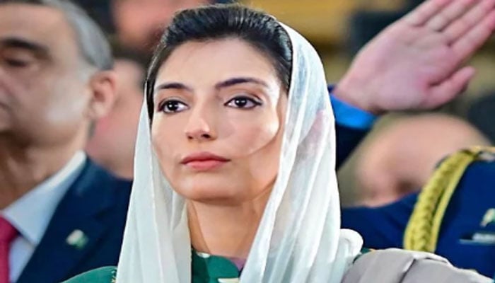 آصفہ بھٹو زرداری نے اشتیاق بیگ کو عورت فاؤنڈیشن ایوارڈ سے نوازا