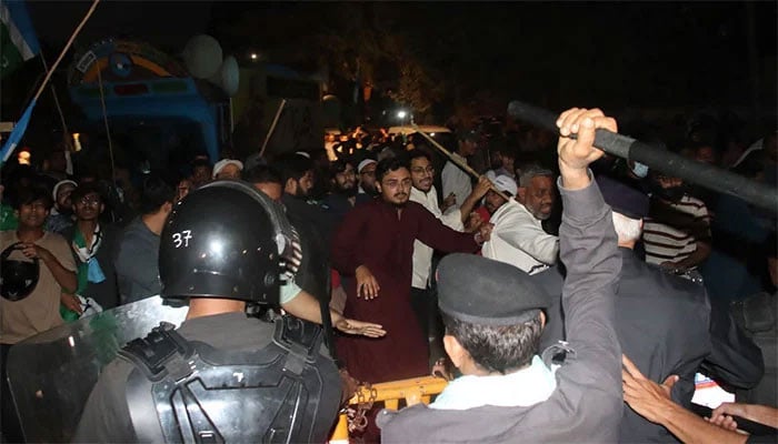 کراچی، جماعت اسلامی کے مارچ پر پولیس کی شیلنگ اور لاٹھی چارج
