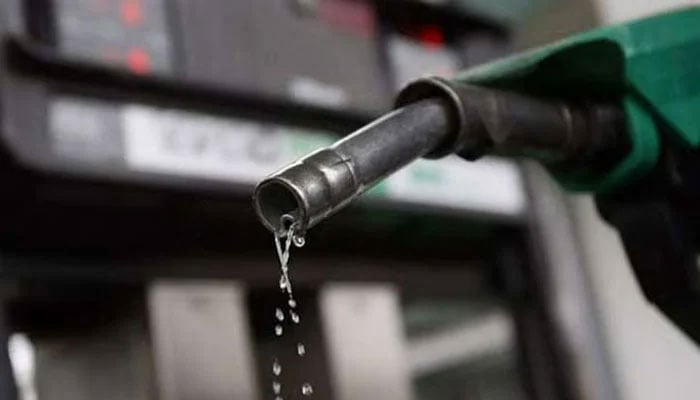 پیٹرولیم مصنوعات کٓی قیمتوں میں 6.55  روپے تک اضافے کا امکان