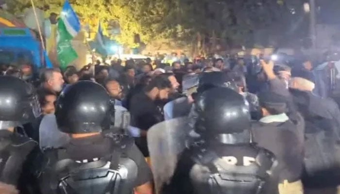 جماعت اسلامی کا اسمبلی کے باہر احتجاج، سرکار کی مدعیت میں مقدمہ درج