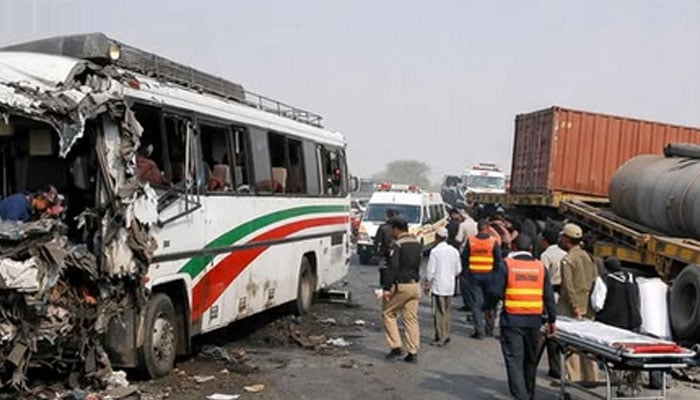 خیرپور، قومی شاہراہ پر بس اور ٹریلر میں خوفناک تصادم، 11 جاں بحق، 6 زخمی