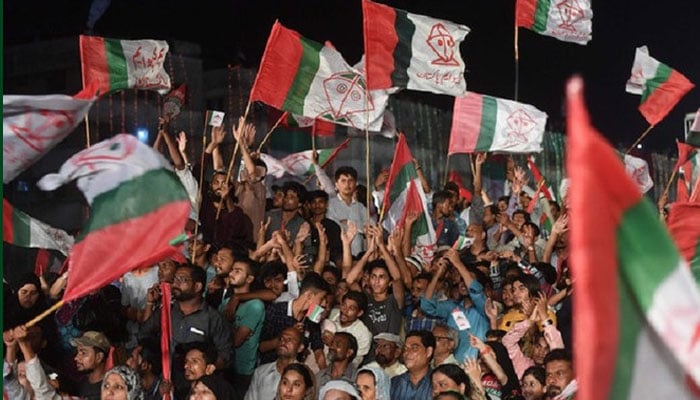 ایم کیو ایم انتشار سر چڑھ کر بولنے لگا، واضح طور پر دو حصوں میں تقسیم