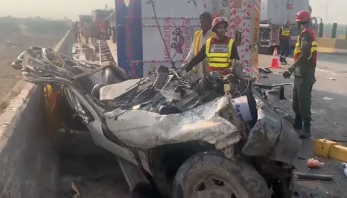 نوشہروفیروز، قومی شاہراہ پر کار اور ٹریلر میں خوفناک تصادم، 6 افراد ہلاک، گاڑی مکمل تباہ