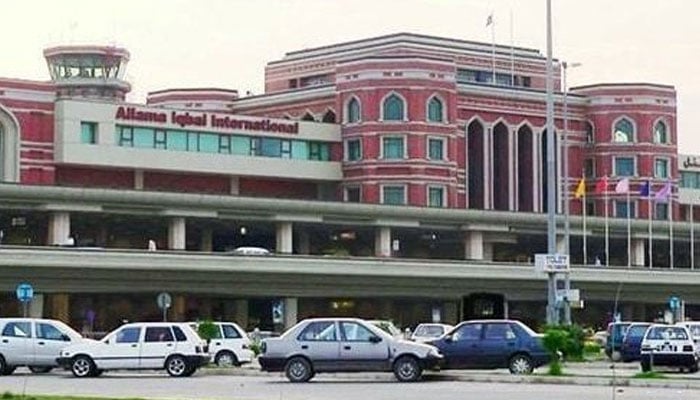 لاہور ایئرپورٹ پر ASF کی کارروائی، مسافر سے 18 سونے کی اینٹیں برآمد