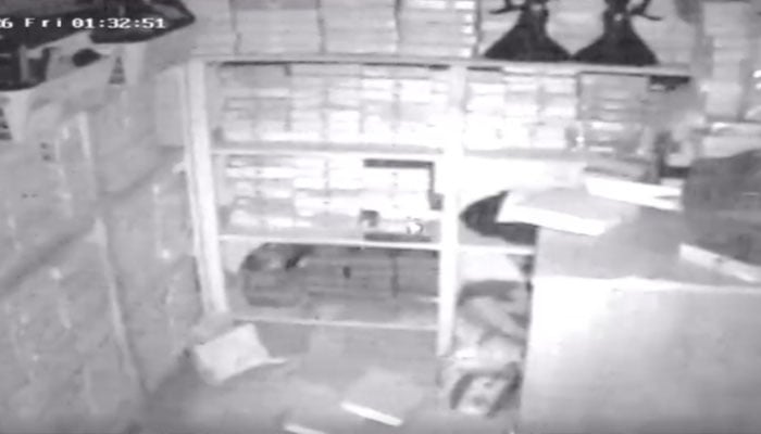 اورنگی ٹاؤن، نقب زن جیولری شاپ سے 606 تولا سونا اور 25  لاکھ روپے کے ہیرے لے اڑے