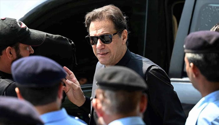 عمران کسی عام قیدی کی طرح تنگ بیرک میں نہیں