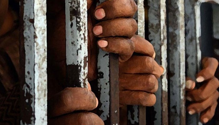 ناظم آباد پولیس نے ڈکیتی میں ملوث باپ اور بیٹے کو رنگے ہاتھوں گرفتار کرلیا