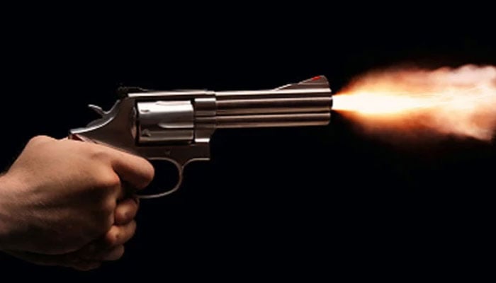 اورنگی ٹاؤن میں فائرنگ سے دکاندار زخمی، پولیس اہلکار اور ایک شخص گرفتار