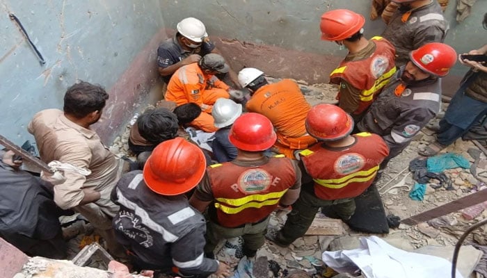 سولجر بازار، دھماکے سے عمارت منہدم، خواتین و بچوں سمیت 16 جاں بحق، 14 زخمی