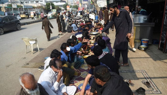 آئی ایم ایف مشن سے پہلے بڑا انکشاف، پاکستان میں غربت بڑھ کر 28.8 فیصد