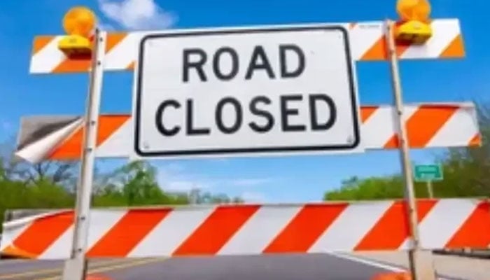 مین یونیورسٹی روڈ کا ایک حصہ ٹریفک کے لیے مکمل بند کر دیا گیا