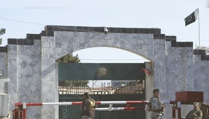 کابل میں پاکستانی سفیر کی طلبی، افغان حکومت کا احتجاج۔ حملوں کا مناسب وقت پرنپا تلا جواب دیا جائے گا، افغان وزارت دفاع