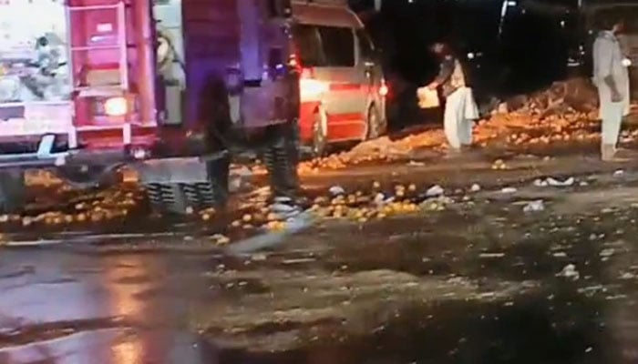 موٹروے پر نوری آباد کے قریب آئل ٹینکر الٹ گیا، 5 ہزار لٹر کروڈ آئل موجود