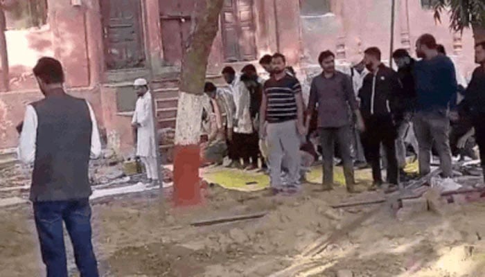 بھارت میں مسلمانوں سے زیادتیاں جاری، لکھنؤ یونیورسٹی انتظامیہ نے مسجد تک طلبا کی رسائی روک دی