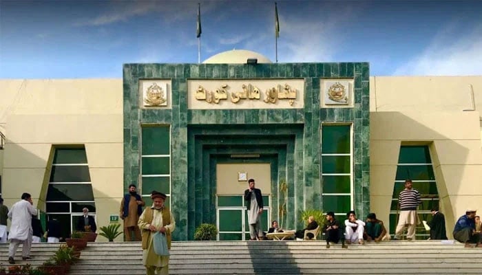 پشاور، خاتون سول جج سے ہتک آمیز رویے پر وکیل کو 6 ماہ قید