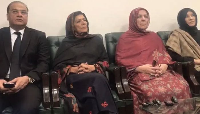 معلوم ہے PTI میں غدار کون، جو عمران کے بیانئے کا بوجھ نہیں اٹھا سکتا سائیڈ پر ہوجائے، علیمہ خان پارٹی قیادت پر برس پڑیں