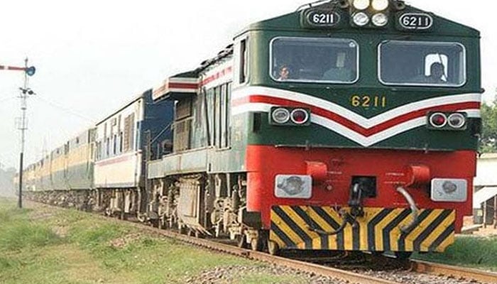 ریلوے کا 8 ٹرینوں کو پرائیویٹ کرنے کا فیصلہ، فنانشل بڈ ’’آج‘‘ اوپن ہوگی