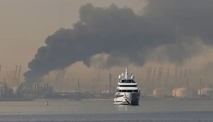 دبئی میں میزائل حملوں سے افراتفری، لگژری ہوٹل اور جبل علی بندرگاہ متاثر