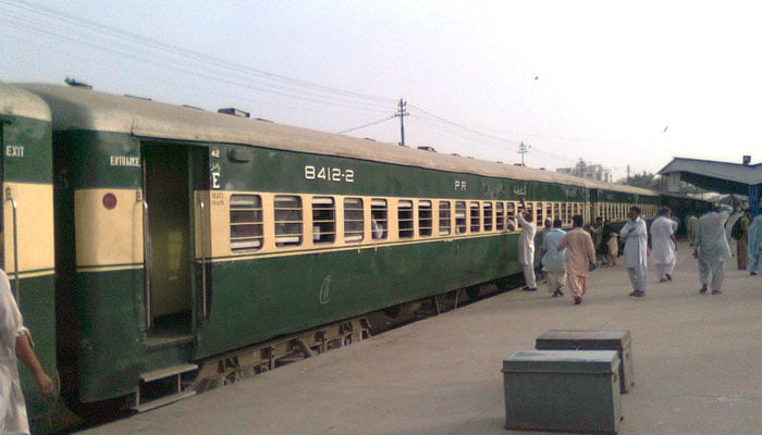 مسافروں کی کم تعداد، کراچی ایکسپریس معطل