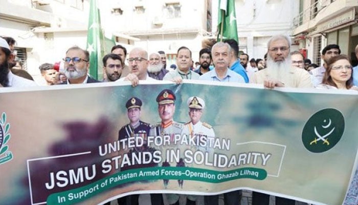 جناح سندھ میڈیکل یونیورسٹی میں آپریشن غضب للحق کے حق میں ریلی