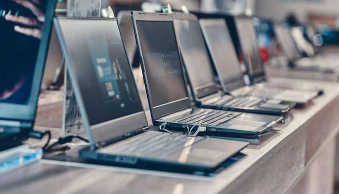 ڈاؤ یونیورسٹی میں طلبہ و طالبات میں 460 لیپ ٹاپ تقسیم