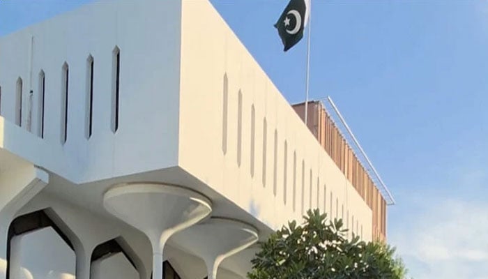 ابوظہبی میں پاکستانی سفارتخانہ نے قونصلر سروسز عارضی طور پر معطل کردیں