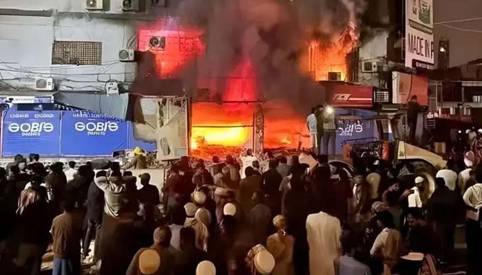 گل پلازہ میں بچاؤ بچاؤ کی صدائیں، لوگ ڈیڑھ دن تک زندہ پھنسے رہے