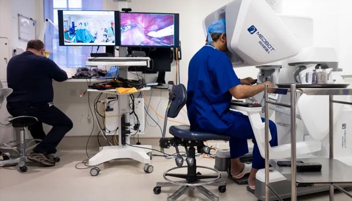 سائنسی معجزہ، لندن میں ڈاکٹر نے روبوٹ کے ذریعے دور بیٹھے مریض کا آپریشن کر دیا