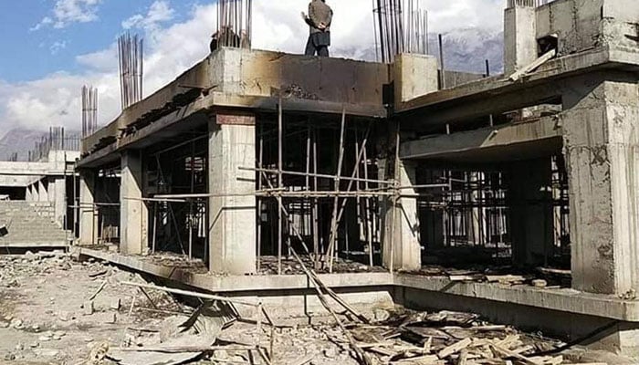 زیر تعمیر عمارتوں سے گر کر 2 مزدور جاں بحق ہوگئے