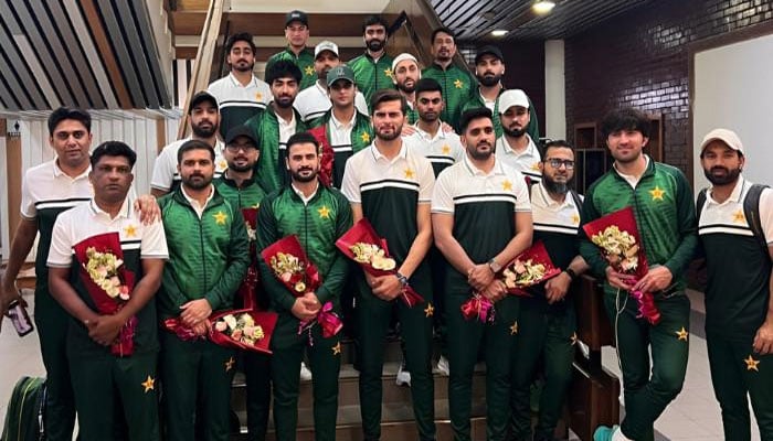 تین ون ڈے میچز کیلئے پاکستانی کرکٹ ٹیم ڈھاکا پہنچ گئی
