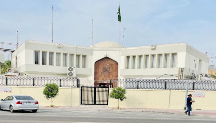 سفارتخانہ کی دبئی میں میزائل ملبے سے جاں بحق پاکستانی ڈرائیور کے خاندان کی مدد