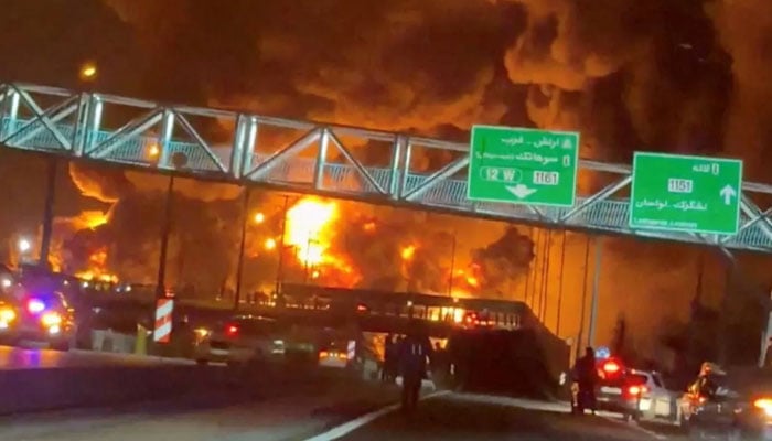 امریکا اور اسرائیل کی ایران میں تیل کی تنصیبات، کنوؤں اور اسٹوریج پر بمباری، تہران پر حملوں کی اسرائیلی رپورٹس بے بنیاد، امارات