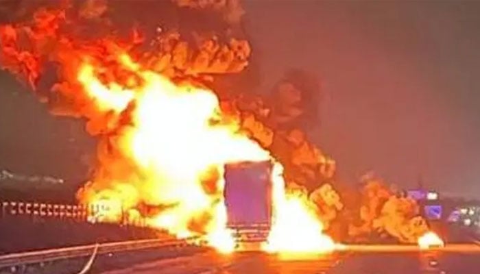 گڈاپ ٹاؤن، ٹرک میں آگ لگنے سے درجنوں نئی موٹر سائیکلیں جل گئیں